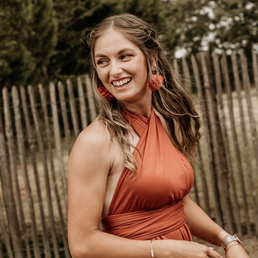 Florelle souriante en robe