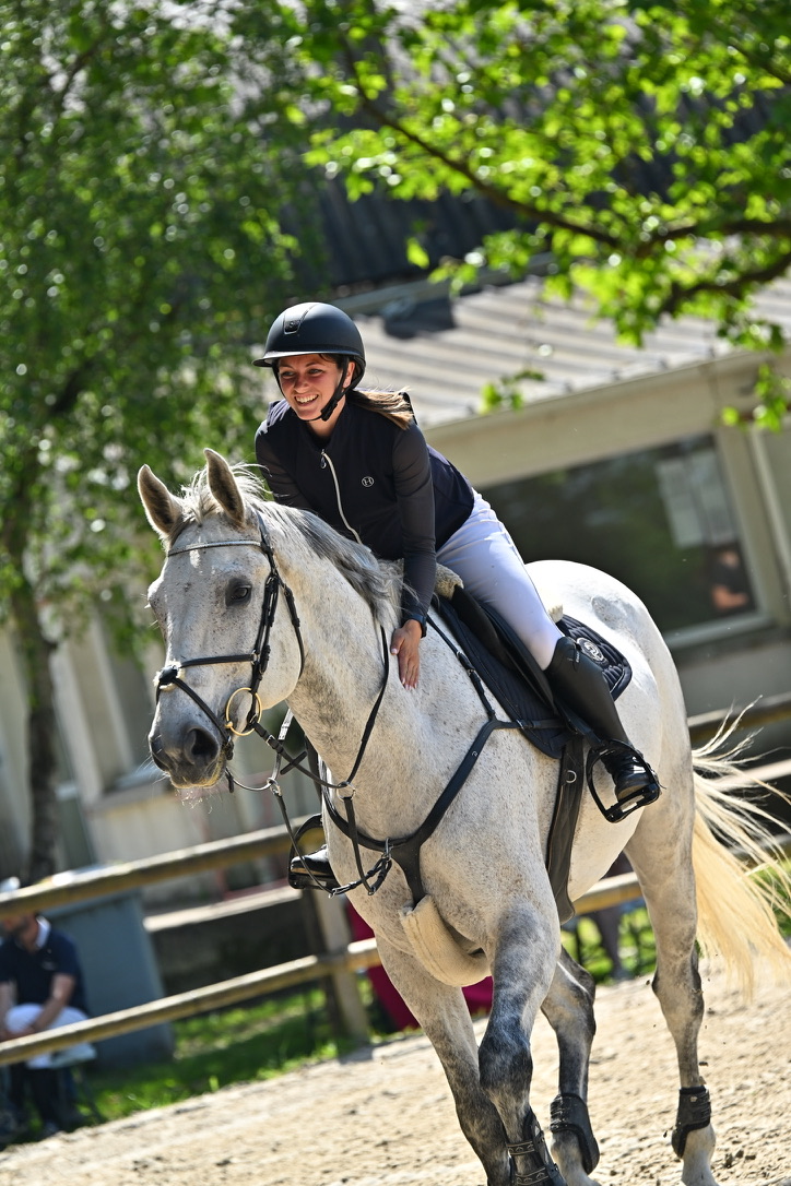 Florelle à cheval